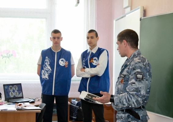 Георгиевская лента - символ воинской славы: Волонтёры Победы и ФССП региона провели исторический урок